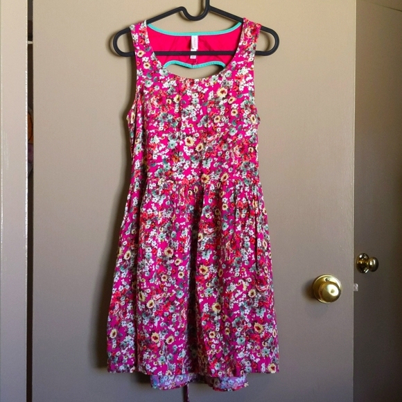 Floral Dress with Pockets 🩵 Detail on Back 😍 - Picture 1 of 4